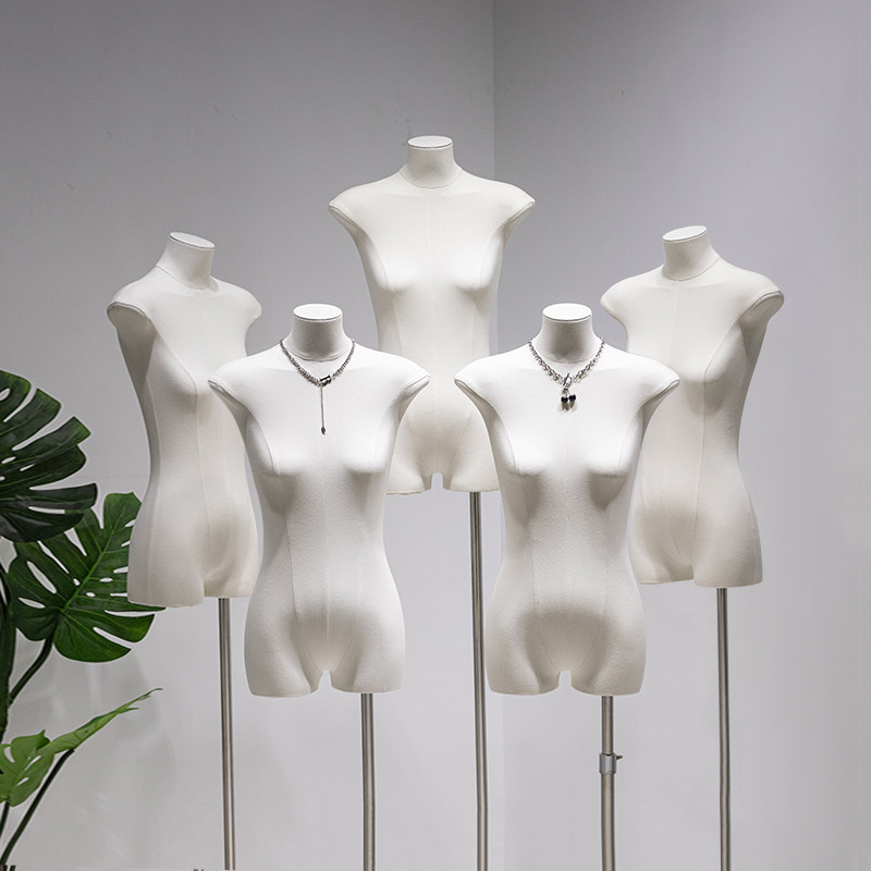 女性服店のショーウィンドウディスプレイやハンガー用の、胸が平らな半身マネキン／ダミーモデル／小道具