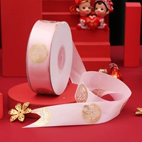 Лента розовой ленты с горячей золотой