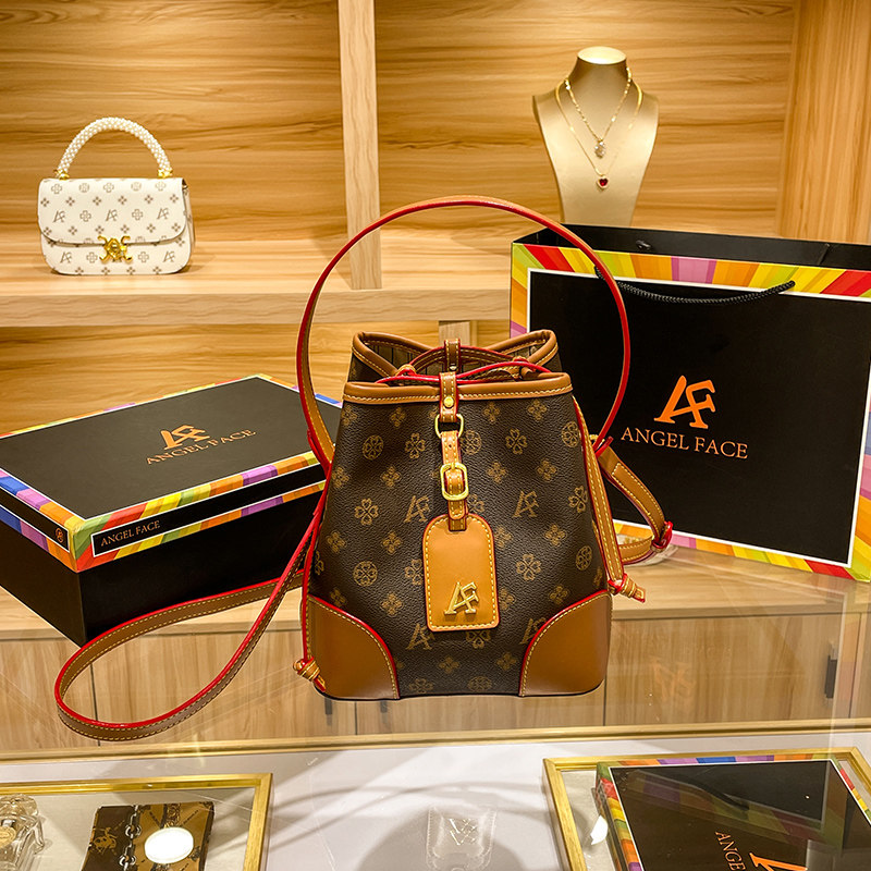 French Fashion Classic Big Brands Trend Tiger Pooch Bag 2022 New Tide Genuine Leather 100 Hitch Fashion Pet bag