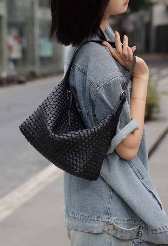 Yinweier Genuine Leather Woven Bag for Women 2026 New Fashion Versatile Shoulder Crossbody Bag with a High-End Feel Underarm Bag