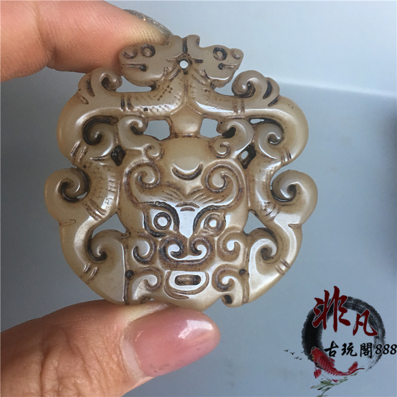 Outer Mongolian material Wenwan collects antique jade ware made of old Shuanglong Pixiu hollowed-out carving jade pendant jade plate pendant jade bi