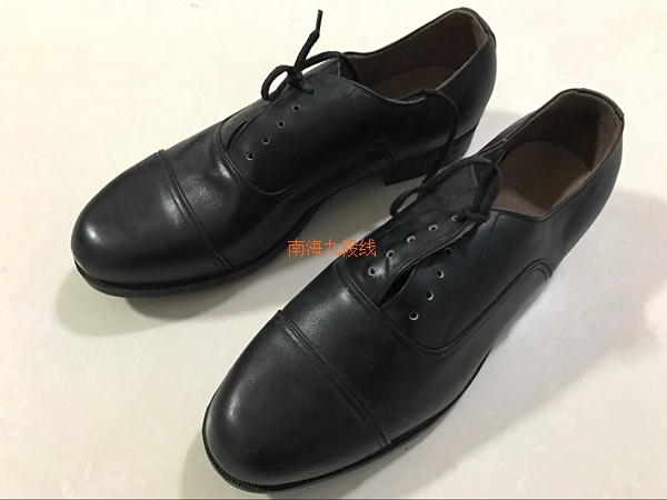 Old fashioned 87 Three-joints leather wooden case with old eight-seven-three-joint leather shoes