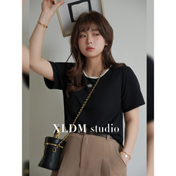 Xiaoli Plus Size ເຄື່ອງນຸ່ງຜູ້ຍິງ ໄຂມັນ mm ເສັ້ນໄຫມ ນ້ຳກ້ອນ 3 ສີ ບ່າຂວາ ຄໍໃຫຍ່ ເນື້ອໜັງ ປັກແສ່ວ ຮອບຄໍ ເສື້ອຍືດ ແຂນສັ້ນ Summer