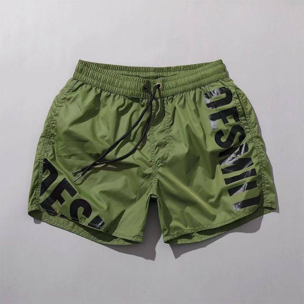 軽量で速乾性に優れたメンズ用アスレチックショーツ。大きなロゴ入りで、夏に最適。水泳にも適しています。