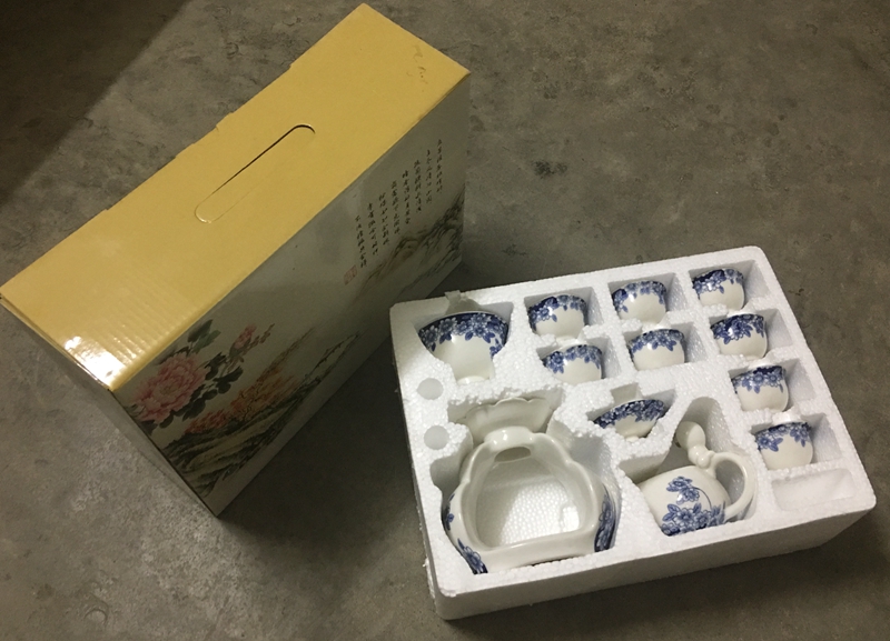 A complete set of ceramic semi - automatic lazy time of blue and white porcelain tea set suits for all artesian hot tea. Preventer gift boxes