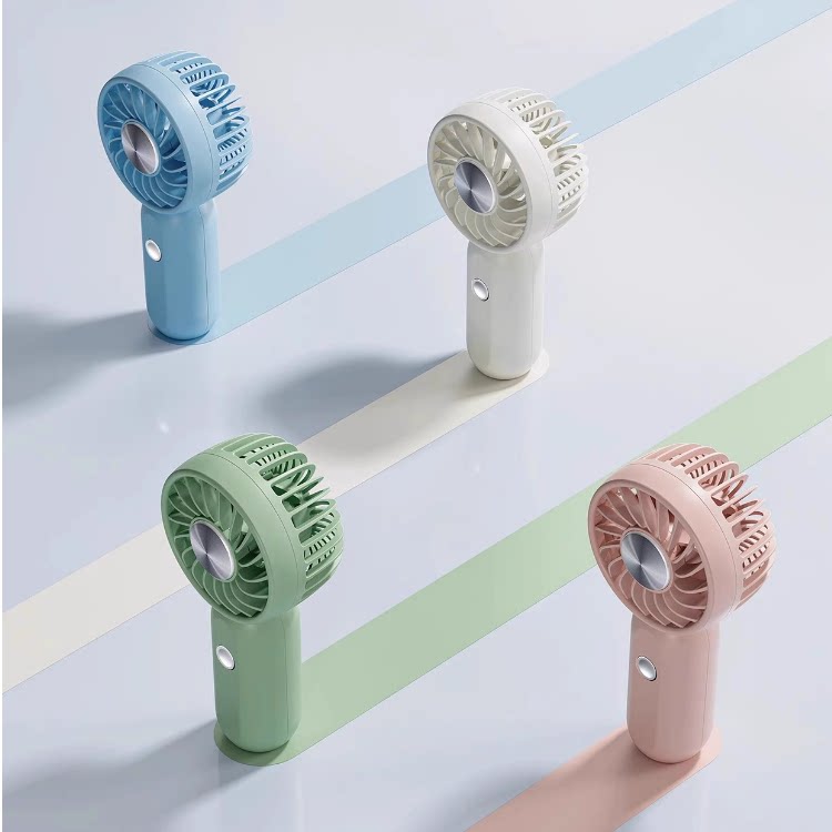 強力な送風力と静音性を備えた小型ポータブルハンディファン。屋外での冷却や学生に最適です。