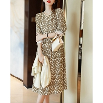 The elegant trendy temperament easily shows a high waist whether its a wind suit or a fur coat.