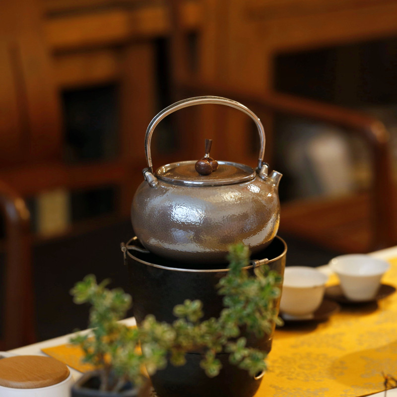 A pot of pure silver Ti-liang