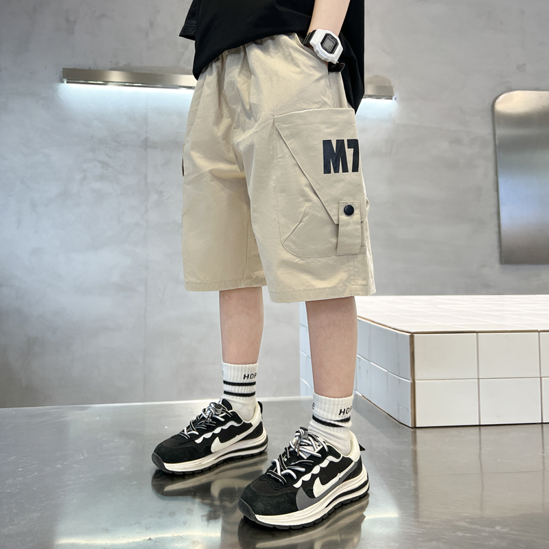 子供服の男の子のパンツの夏の薄手MとLの子供用ワークショーツ2025新しい夏の男の子の夏パンツ