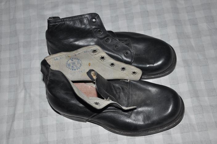 A new pair of 55 high waist 4th 40 yards leather three-nail leather shoes (gear poke missing shoelaces)