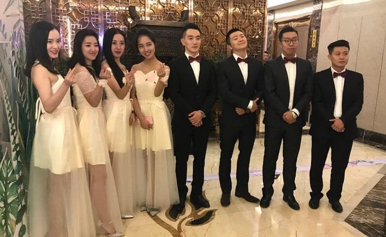 Chú rể phù rể cho thuê quần áo phù hợp với hôn nhân nam cộng với kích thước nhóm anh em phiên bản Hàn Quốc của nhóm cho thuê trang phục nam áo nam