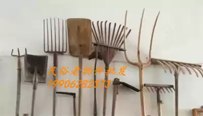 Old folk objects, old rural agricultural tools, old wood, three-pronged wooden shovel, bamboo rake, hoe, farming Culture Museum exhibition