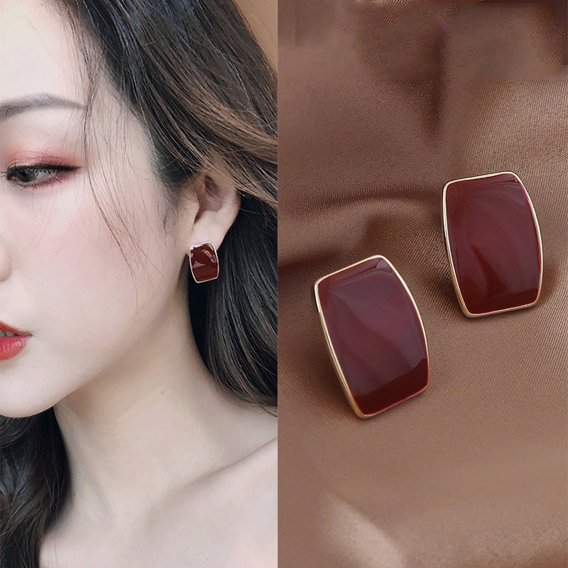 Cold wind ear nails female pure silver anti - allergic temperament earrings 2023 new tide wine red ear decoration simple personality