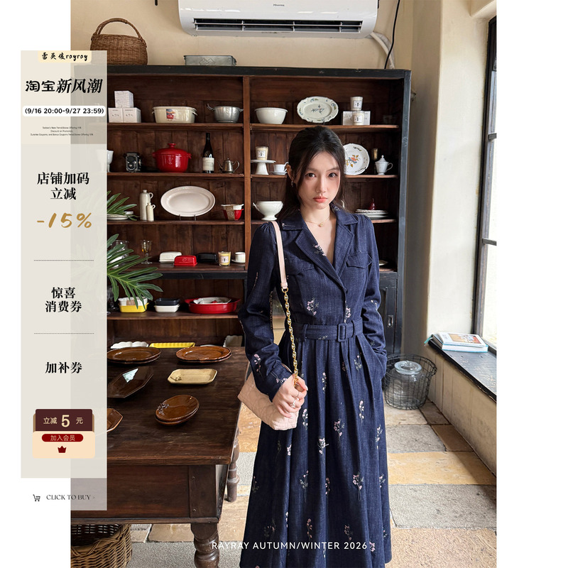 Lei Yingjun【Flowers of Old Dreams】Early Autumn Retro Navy Blue Floral Print Dress with a Turn-Down Collar, Waist-Cinching, Slimming Effect, and Large Hem Lei Yingjun【Flowers of Old Dreams】Early Autumn Retro Navy Blue Floral Print Dress with a Turn-Down Collar, Waist-Cinching, Slimming Effect, and Large Hem