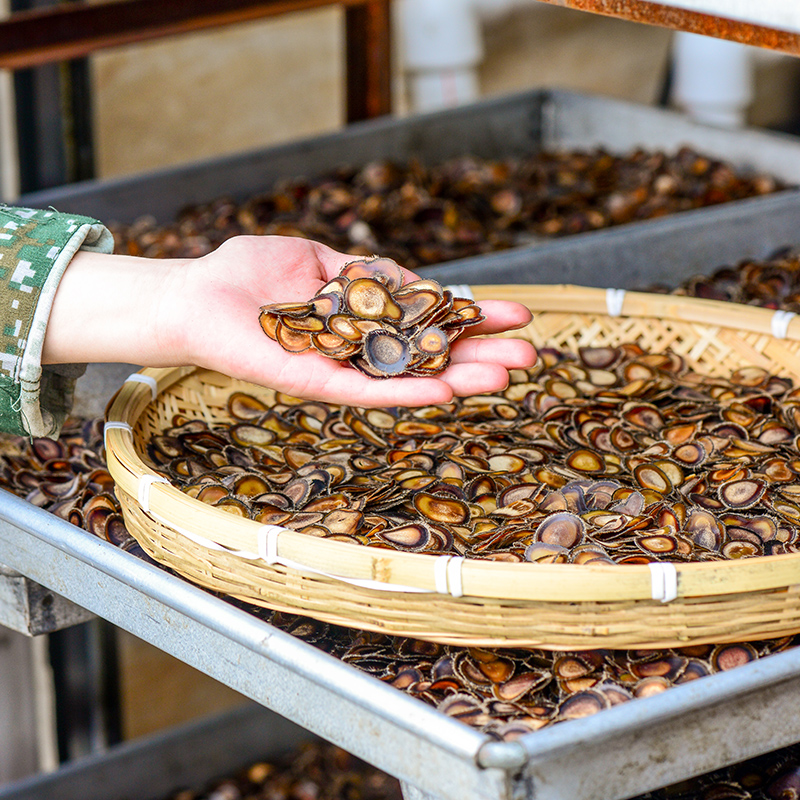 Deer antler with blood on the knife and half wax slices dry enough deer farm straight hair 10g