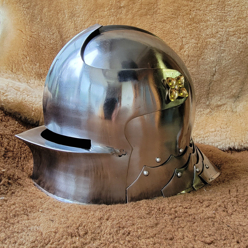 -Spot - Medieval Four-Leaf clover Gothic Helmet Long-tailEd Sharrell Helmet Wearable COS Steel Helmet 