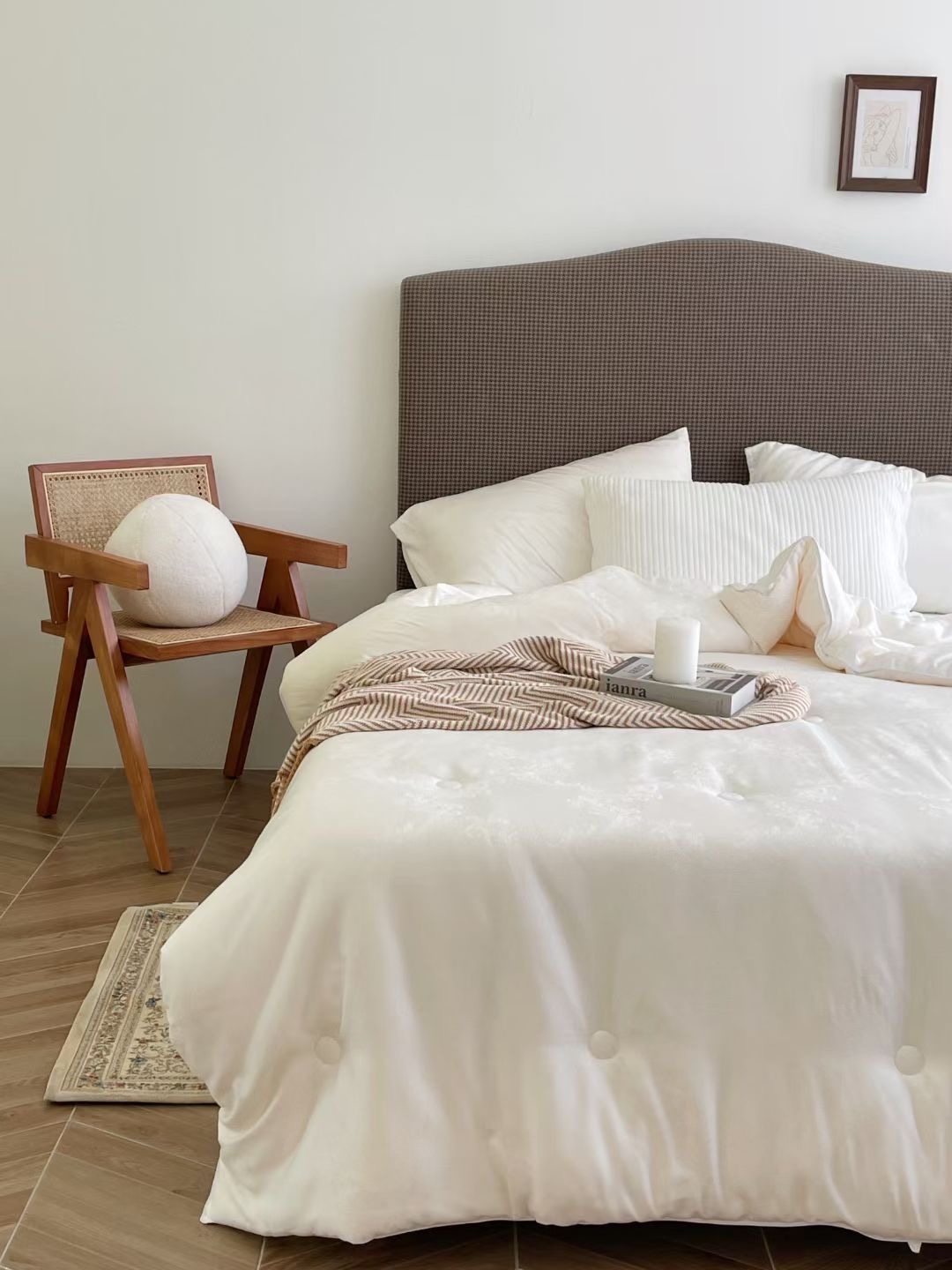 Xiaobai carefully selected light luxury woody jacquard milk soybean double thickened warm spring, autumn and winter quilt