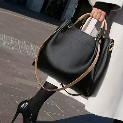 European station leather Women bag 2021 New Korean version of large capacity crossbody simple shoulder Hand bag fashion bucket bag