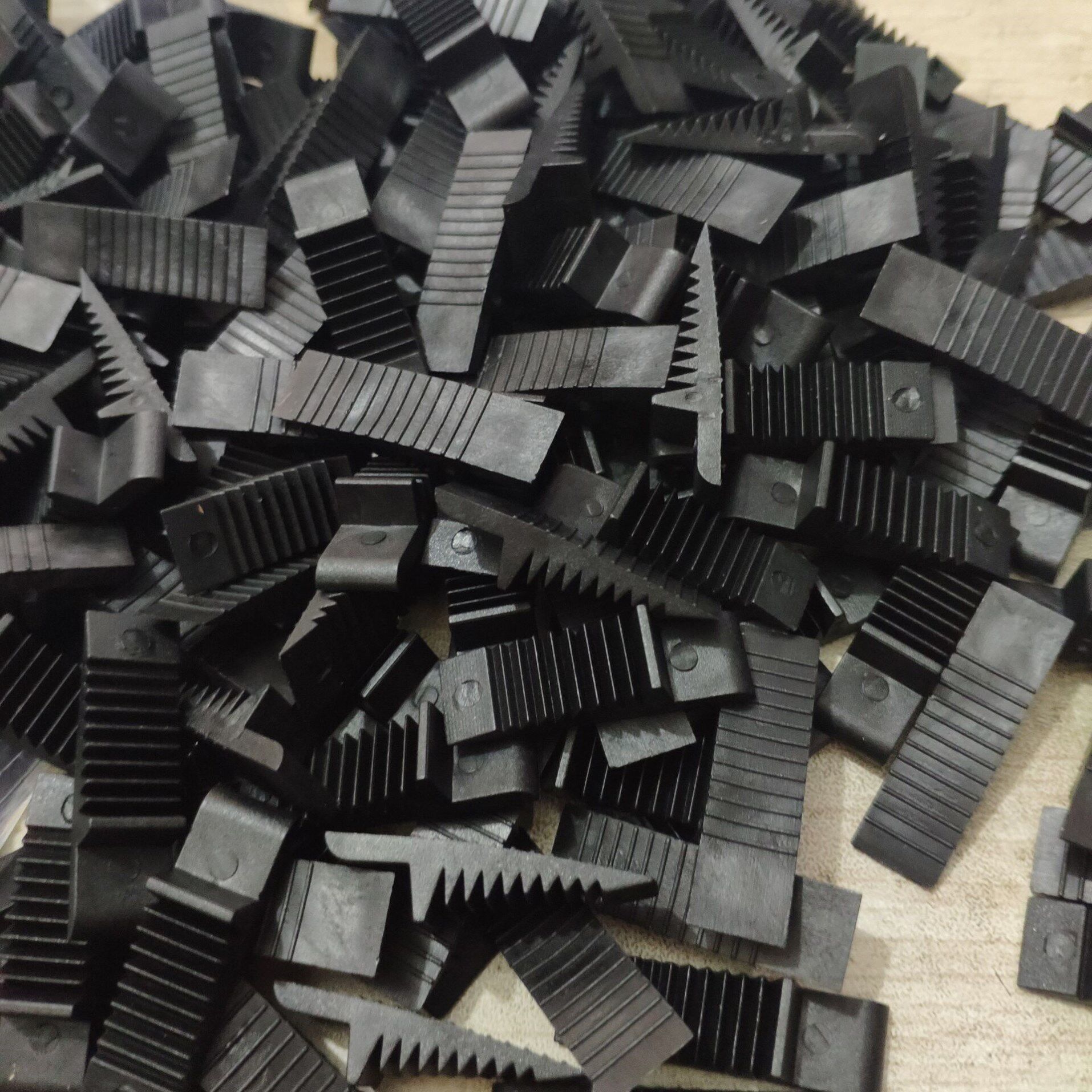 Glass compression block gasket door and window oblique installation adjustment lifting hollow insert slope pad clip bracket pad height clip bracket