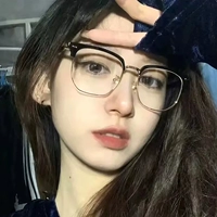 Половина очков женская миопия может быть оснащена чистыми красными стеклами