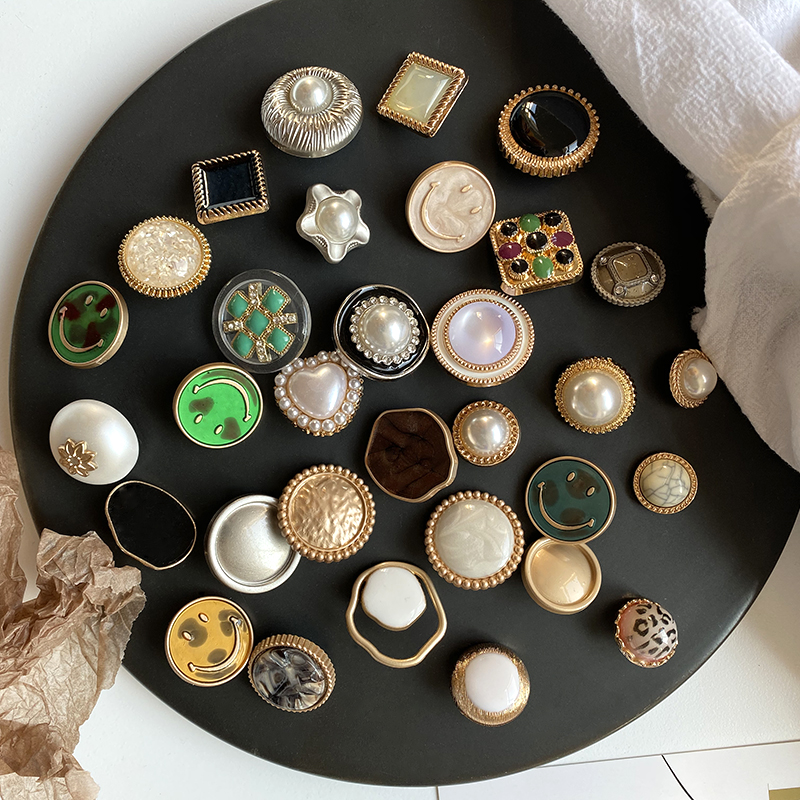 (Promotion 8 8 Yuan random 10) small fragrant wind metal button with casual mix of sweater and sweatshirt