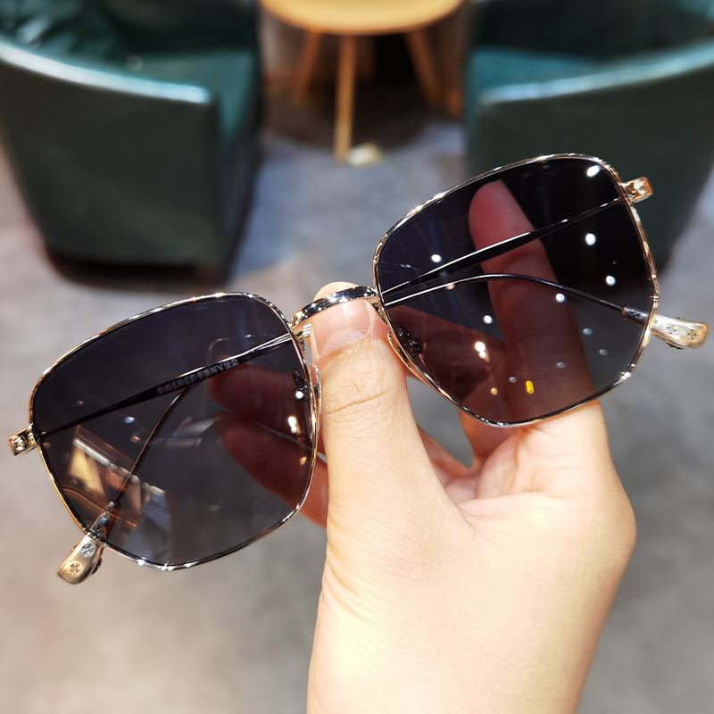 Jane Danke Laura's new sunglasses male and female tide art and art retro ultra-light pure titanium sunglasses resistant to UV 100 hitch