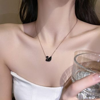Ins Black Swan Necklace for Women, Beating Heart Design, Niche Light Luxury Versatile Clavicle Chain, Gift for Student Girlfriend's Birthday