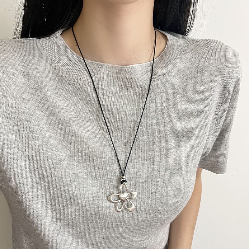 Minimalist ins Style Metallic Silver Flower Pendant Necklace, Vintage Niche Sweater Chain, Versatile and High-End Sweatshirt Chain