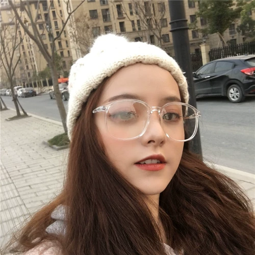 Студенческие бокалы миопии женщины могут быть оснащены определенной степенью красного круглого лица, прозрачные глаза простых артефактов, мужская прилив с большим кадром