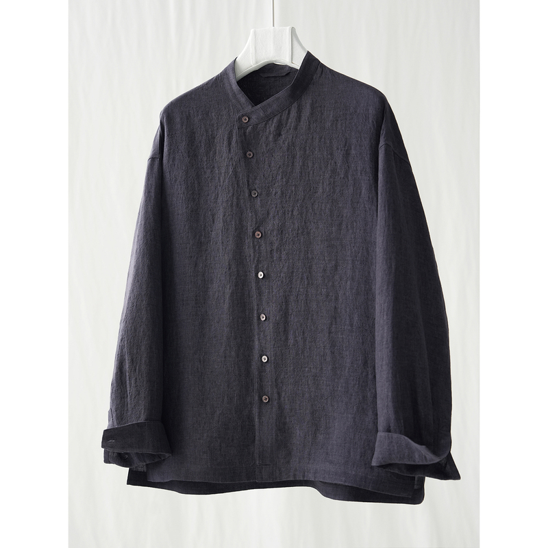 Ma·Fu Uses Yarn-Dyed Linen with a Diagonal Placket and Stand-Up Collar Shirt, a Natural-Feel Loose-Fitting Top for Men in Summer Ma·Fu Uses Yarn-Dyed Linen with a Diagonal Placket and Stand-Up Collar Shirt, a Natural-Feel Loose-Fitting Top for Men in Summer
