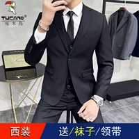 Одна кнопка черного верхнего топа + галстук + носки