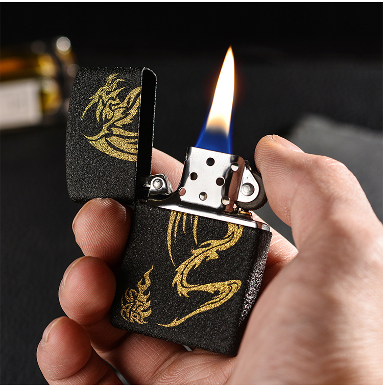 Kerosene nhẹ hơn Windproof cá tính sáng tạo lạ siêu mỏng bánh xe cũ cách gió nhẹ logo tùy chỉnh quà tặng - Bật lửa quẹt bic