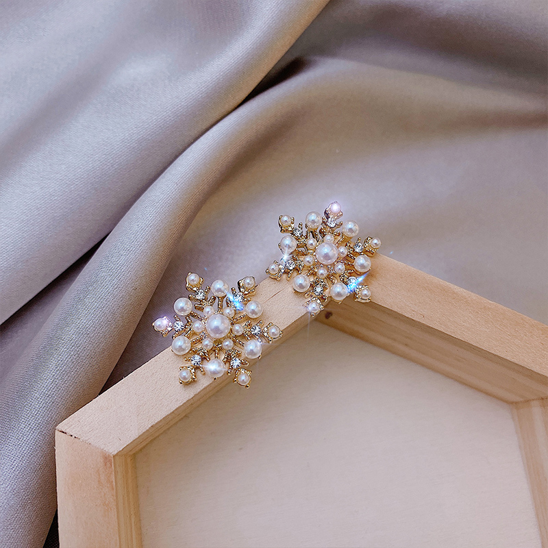 South Korea's simple high-end pearl snowflake earrings female 925 sterling silver needle six-star diamond light luxury earrings earrings