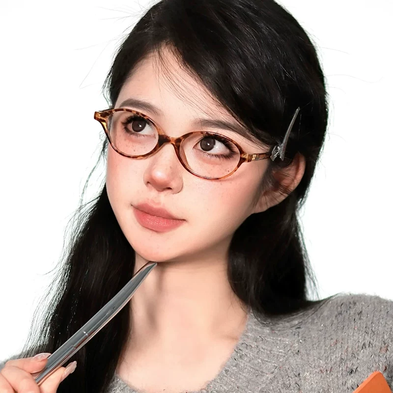 [Очковая оправа из овального tortoiseshell]