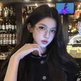 Su Yan Gold Belless Glasses Magnote Женщины -мигранты могут быть оснащены высокоуровневым чувством безграничности.