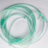 Стюард для кислорода использует двусторонние душные носовые трубки с кислорода