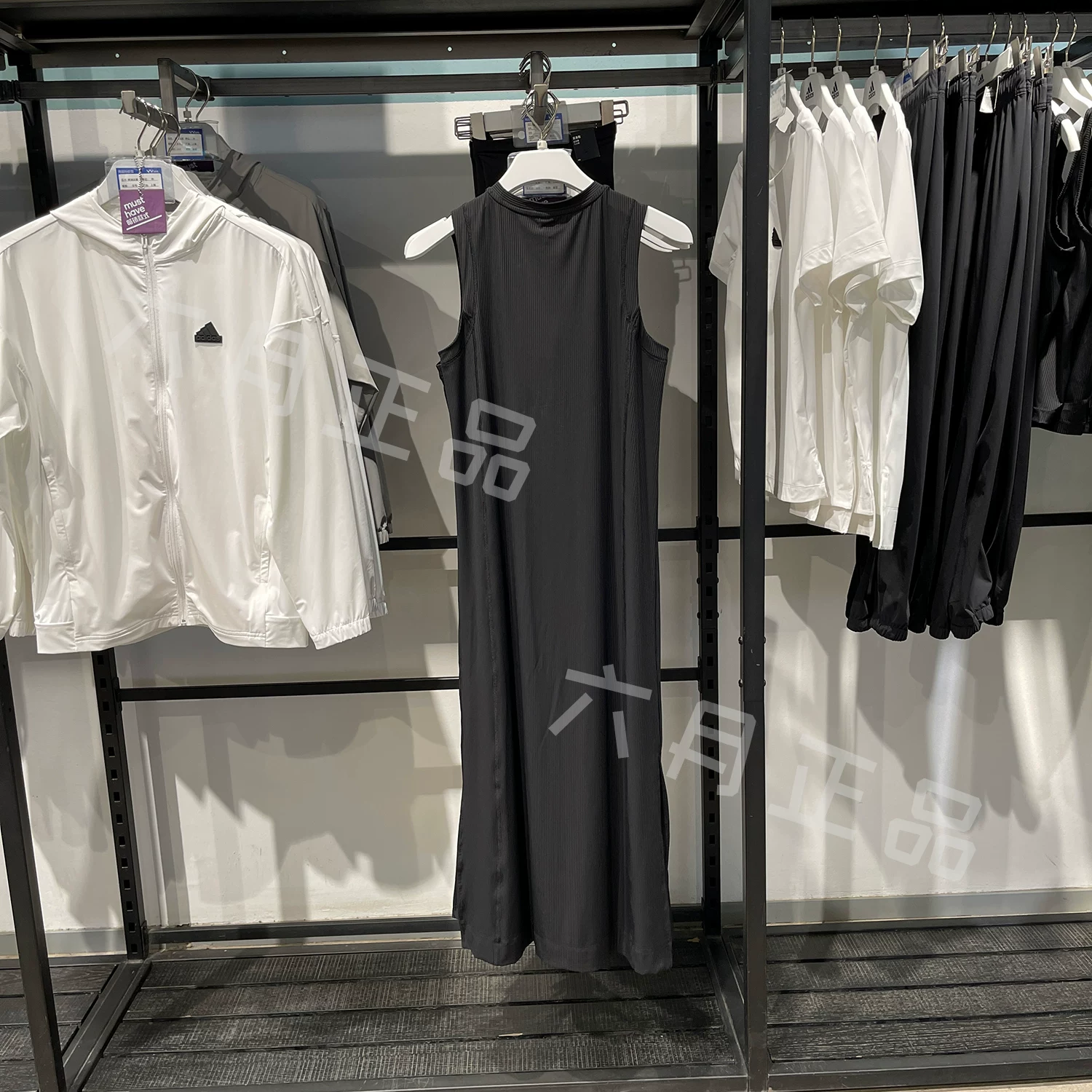 Adidas, спортивное длинное платье без рукавов с круглым воротом, облегающая юбка