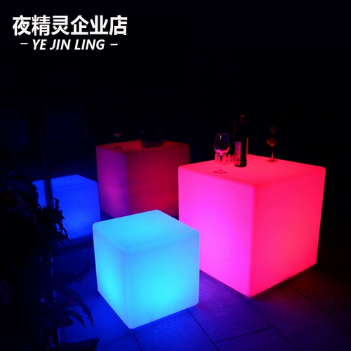 Светодиодный свет -квадратный стул квадратный квадратный корпус выставка таблица активности. Подгрупп -ландшафтный двор на открытом воздухе.