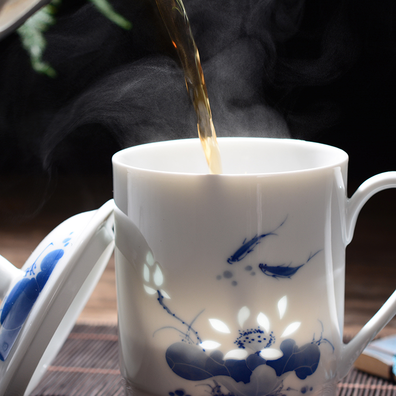 Jingdezhen porcelain and exquisite hand - made ceramic cup cup hollow cup men 's and women' s office with a lid milk tea cup