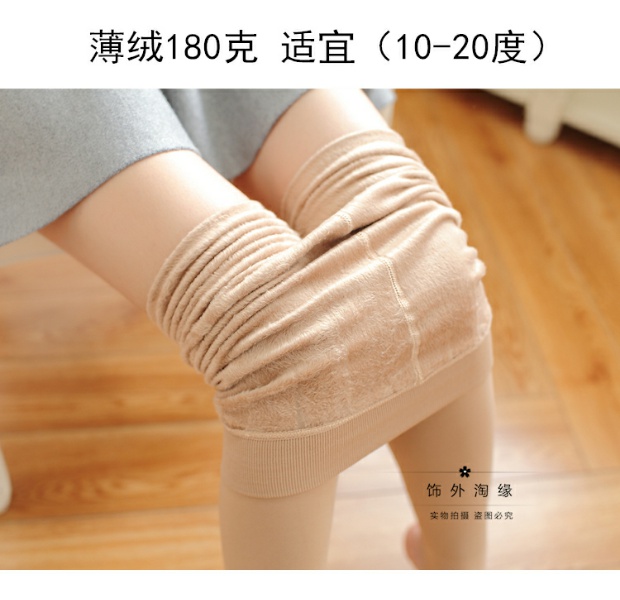 Cộng với đôi tất nhung dày, đôi tất chân định hình quần lửng vớ mùa thu và mùa đông là chiếc quần legging mỏng, đôi chân sáng màu tất lót lông