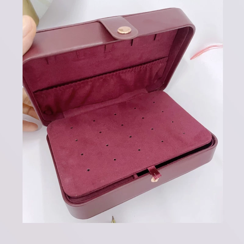 Charlotte Tilbury, система хранения, фиолетовые украшения, переносная хранительнаяка, ретро косметичка