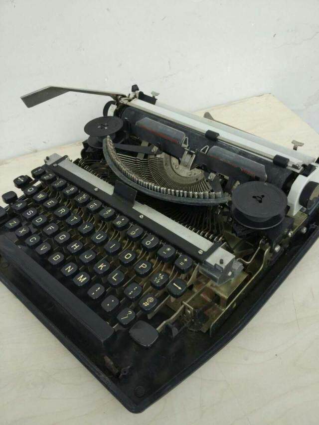 Antique typewriter old typewriter retro English typewriter real - product typewriter