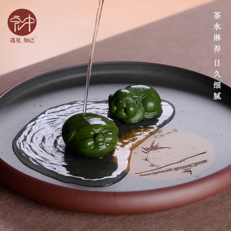 In the macro - yixing purple sand tea pet kung fu tea tea tray with parts of furnishing articles play fun pet tea always happy"
