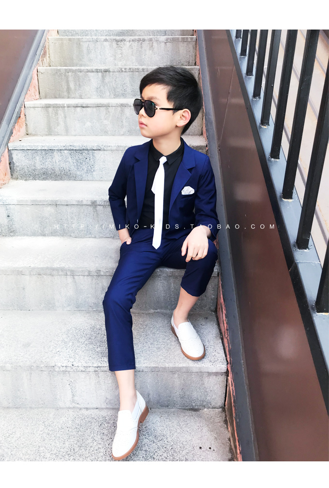 Mùa xuân trẻ em quần áo bé trai phù hợp với đám cưới hoa cô gái chủ nhà sàn catwalk cậu bé biểu diễn đàn piano đồ bộ cho bé gái