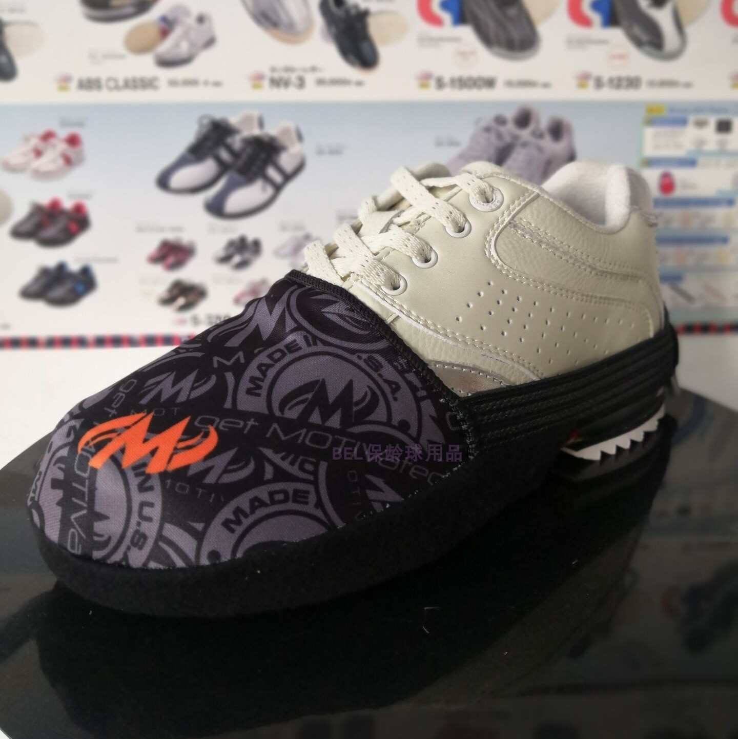 BELボウリング用品のハンマーとMOTIVブランドのボウリング専用スライディングシューカバーでスムーズな滑りを実現