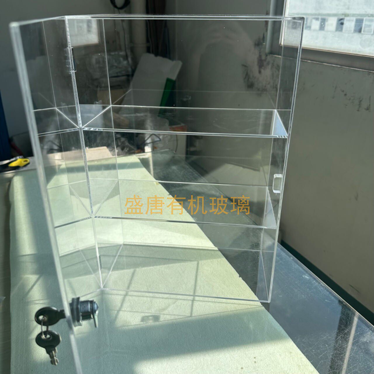 促销亚克力展示柜：如何巧妙摆放柜台展柜，让烟盒多层阶梯架子变身吸睛神器？ 鞋货架 淘宝百科网 