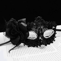 Высокие плюс цветы черные