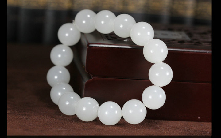 The treasurer recommends the natural Xinjiang white jade crystal white jade round bead bracelet bracelet bracelet men's and women's special price package express