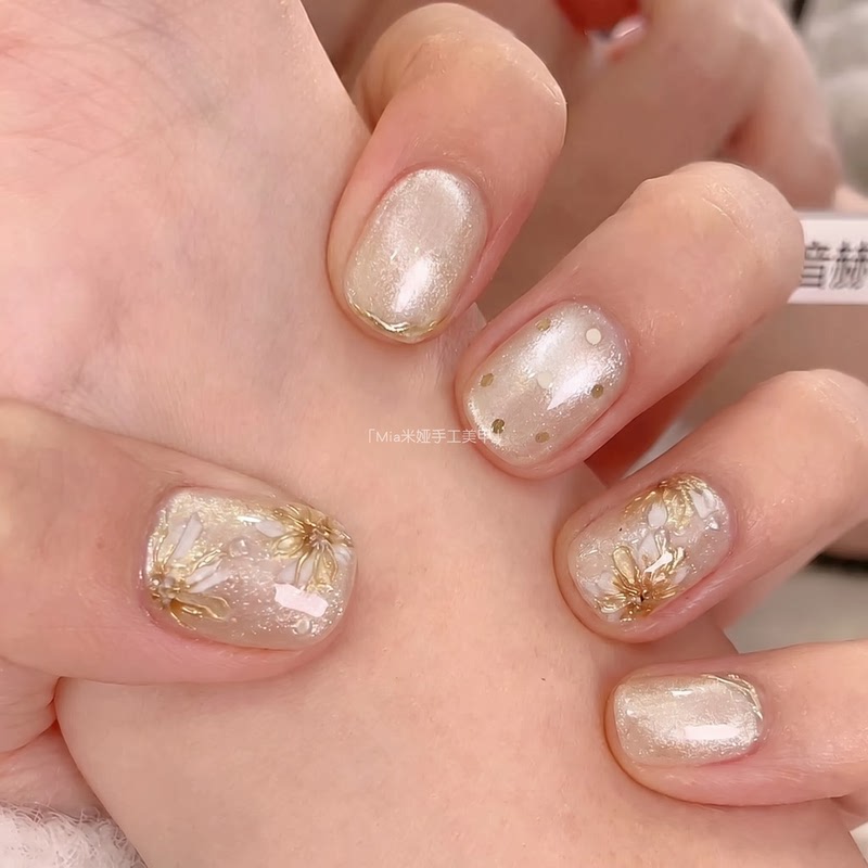 【Spring Daisy】Hand-Painted Daisy Gold-Edged Dazzling Cat-Eye Short Nail Art, Elegant and Complexion-Enhancing, Purely Handmade Press-On Nails