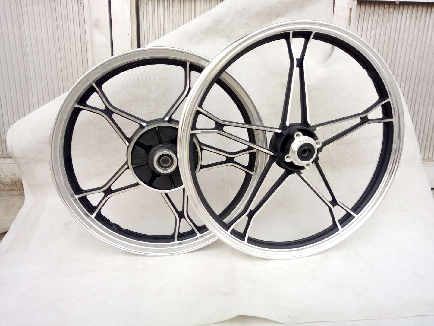 Áp dụng xe máy Haojue HJ125 Hoàng Tử 125 Qianjiang Dayang Suzuki Vua phía trước và phía sau vành bánh xe rim vành xe carbon